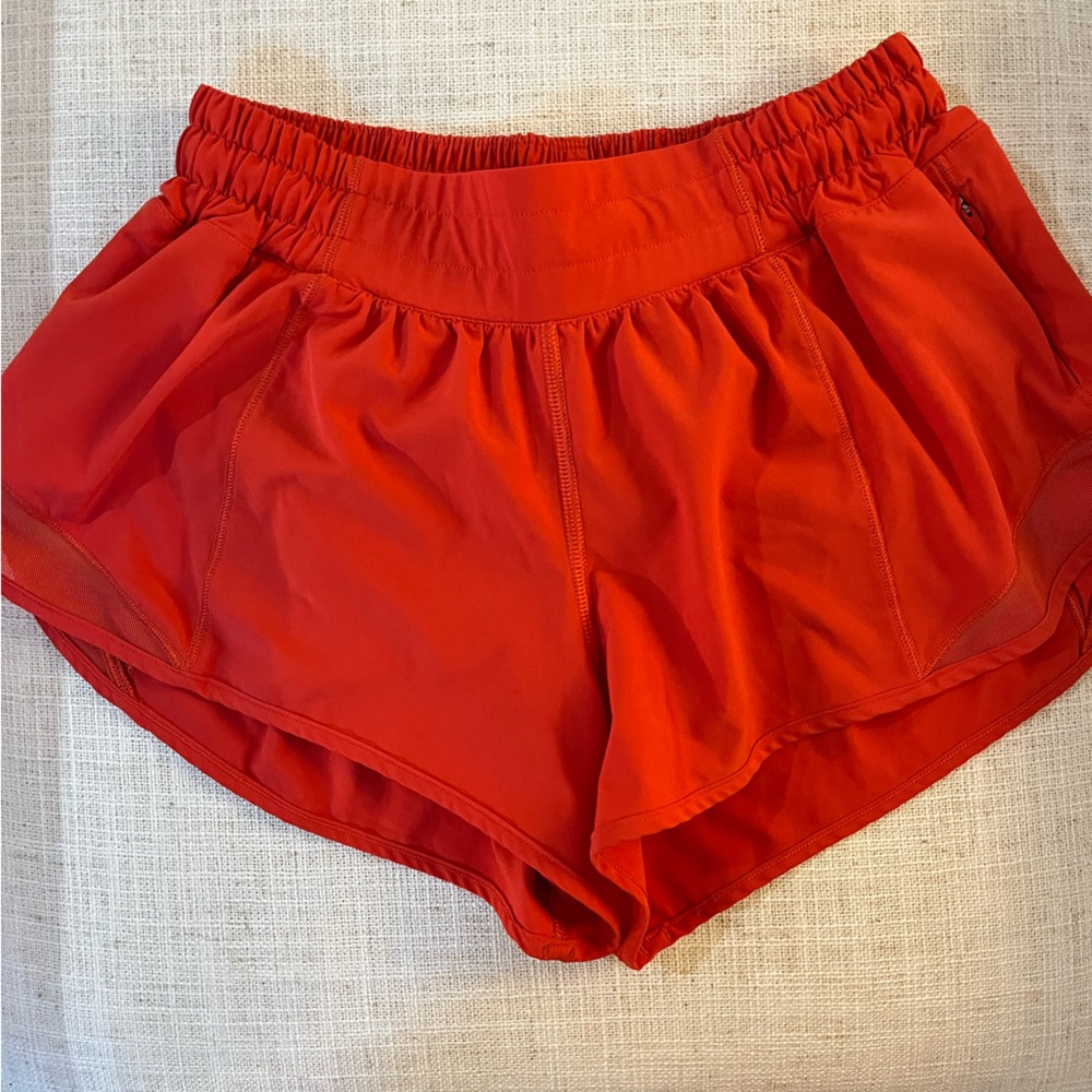 Lululemon Low Rise 2.5 Hotty Hot shorts -Sz 4 reg Great Condition!